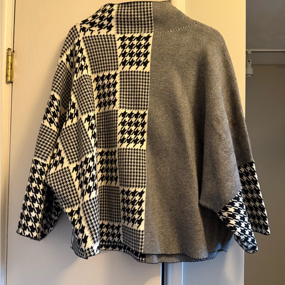 Women's Black and White Patterned Sweater Joseph ribkoff large - Picture 2 of 5